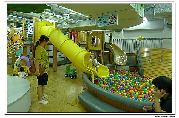 信誼親子遊戲室-滑梯球池
