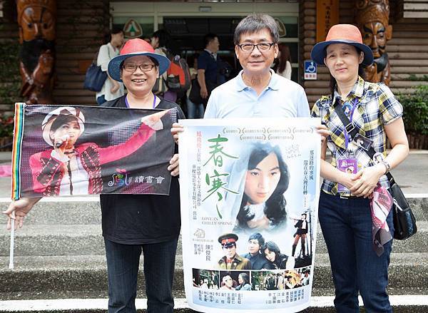 《春寒》男主角梁修身與鳳迷於羅東林業文化園區合影