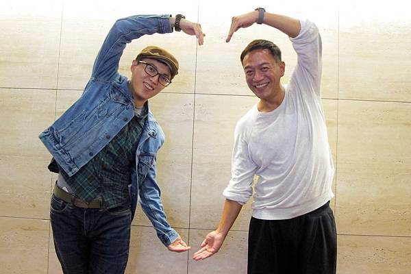 《愛情算不算》演員張翰與導演林君陽, 示範「大愛心」手勢, 被開玩笑適合代言酷兒影展