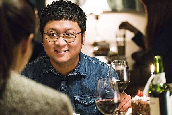 華聯國際提供02納豆在電影銷售奇姬中享齊人之福，左背白歆惠、右抱朱芷瑩