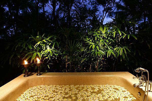 35-Outdoor Spa Bathtub.jpg