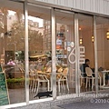 6号餐廳整片落地窗門 餐廳內的氣氛光明正大的成為街上的風景.jpg