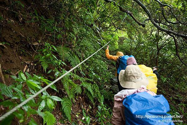 拉繩才不容易跌倒(觀音山硬漢嶺).jpg