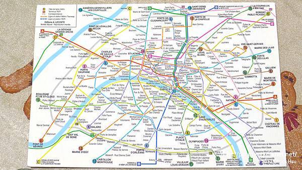 收到表妹去法國寄回來的名信片 在還沒機會去之前 先用這地圖想像一下每站的風光 背起來以後去才不會迷路.jpg