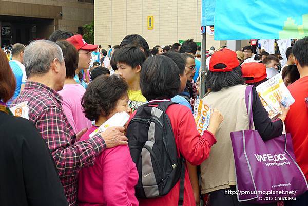 一堆歐巴喪歐吉喪人手10幾張號碼排 只為了來換贈品...... 回去可以開店了