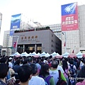 排隊報到擠滿人