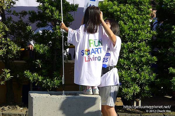 小朋友穿著大人的運動服好可愛～
