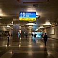 伊斯坦堡阿塔圖克機場通往地鐵的通道 暗咪摸.jpg