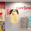 Care Bears色彩鮮艷的小熊在雲端上的『Care a lot』王國裡默默守護陸地上的孩子 是充滿關懷與分享的T恤(UT GALLERY＠四四南村).jpg