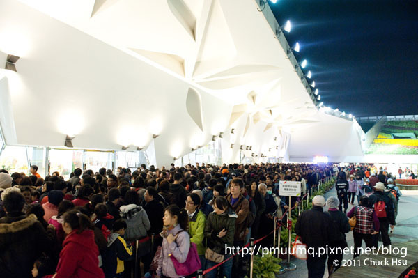 爭豔館晚上6點排隊的盛況(2010台北花博 Taipei Expo).jpg