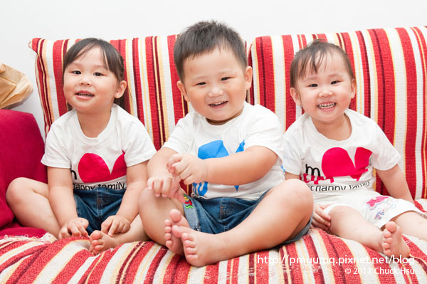 要三個小朋友同時笑著看鏡頭是不簡單的任務(快樂小三裝 We're a Happy Family).jpg