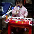 2010/1/7 小薇邊唱邊偷看鏡頭