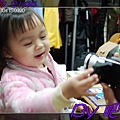 2010/1/7 小薇好奇地看著 DV