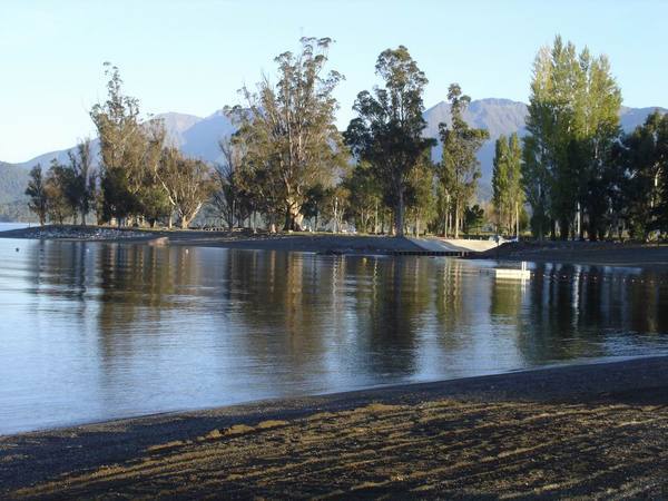 清晨的Lake Te Anau