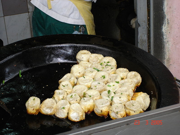 800px-Sheng_Jian_Bao_on_a_pan.jpg