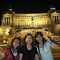 2羅馬夜景 維克多艾曼紐紀念堂 (72).JPG