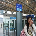 9_2 Frankfurt airport (11) 跑去搭轉接的電車去第一航廈.JPG