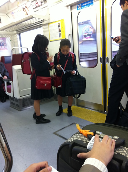 在電車上看到兩個可愛的日本小學生