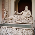 底格里斯河神噴泉,下方作為噴泉水池的是一大理石棺,其浮雕是Amazonomachia;描述希臘士兵與亞馬遜人的作戰情形