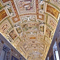 進入地圖陳列室,是教宗 Gregory XIII 在 1580~1585年期間, 委託當時的知名地理學家 Ignazio Danti 繪製的40幅義大利與教會領土的地形圖。另外還有大大小小的浮雕壁畫1500多幅。