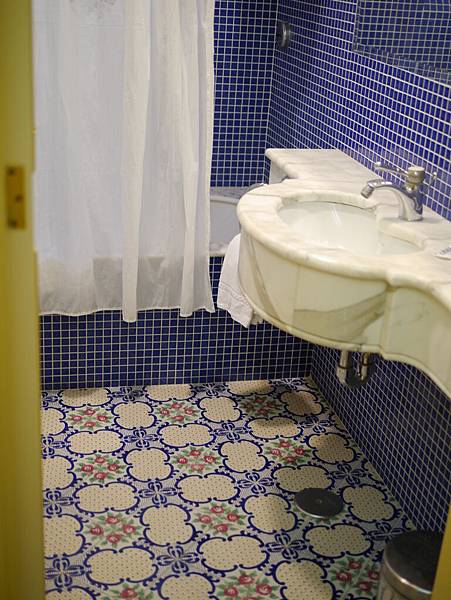 浴室地上有著色彩繽紛的磁磚,這可是蘇連多的旅館特色喔