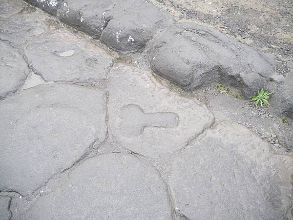 街道的地上居然有男人陽具形狀的石雕