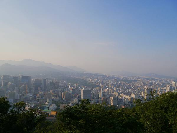 從南山公園小露台俯瞰首爾市區