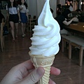校園內很多學生都人手一隻優格冰淇淋