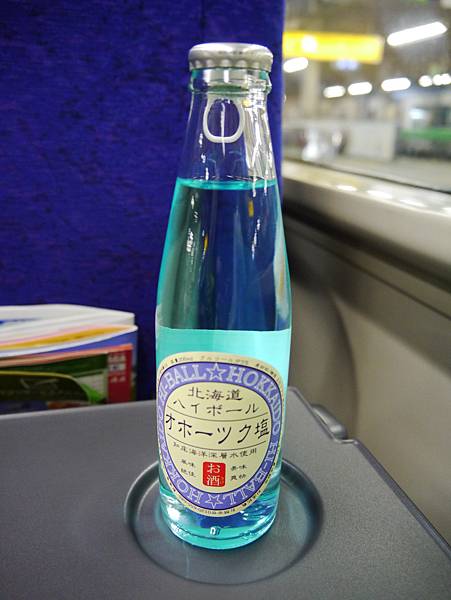 準備往TOMAMU前進...先來個北海道天空藍鹽味酒喝喝