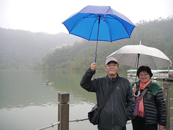 老爹說雨傘要撐高一點照相臉才不會太暗 ^^"