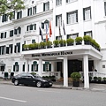 HOTEL METROPOLE HANOI 建立於1901年法國殖民統治越南時期，最著名的是它的法式殖民風格建築：白色典雅的外觀、湖水綠的百葉窗