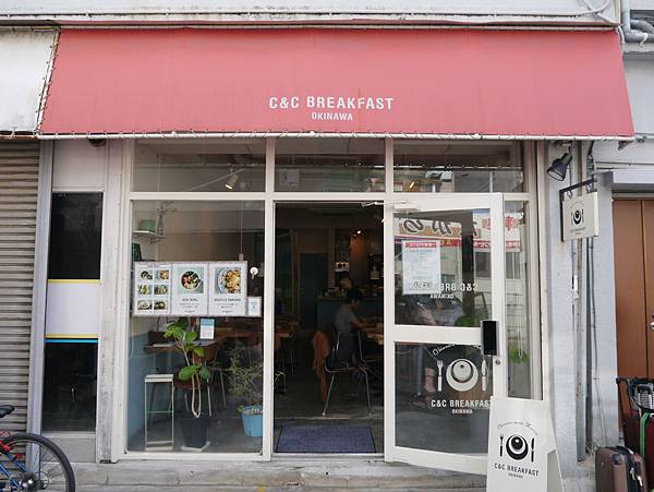 餐肉飯糰正對面是在網路上也還蠻有名氣的美式早餐店: C&C breakfast