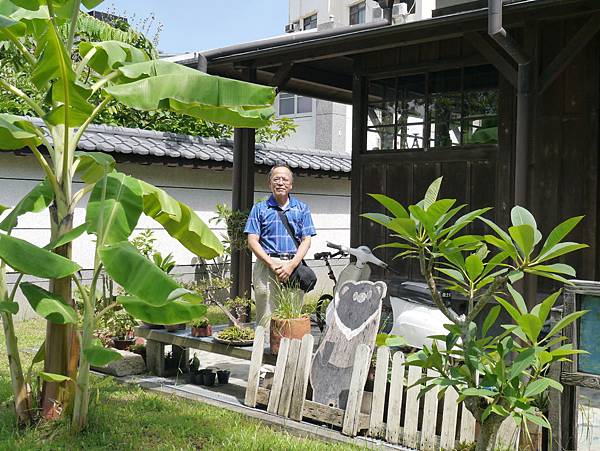 不太懂老爹為什麼要跟香蕉樹來張合照