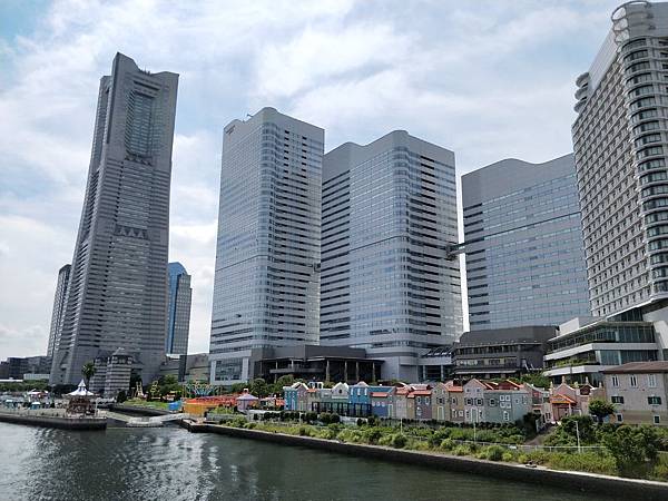 最左邊的是橫濱Landmark,橫濱皇家花園酒店也在裡面喔