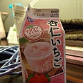 回飯店前到便利商店買了個草莓杏仁茶...真是好喝