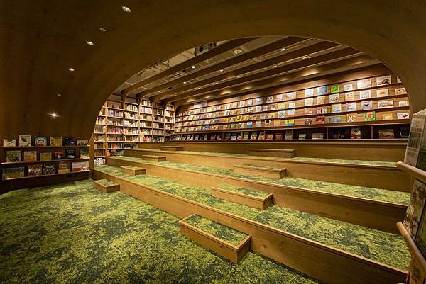 TSUTAYA-BOOKSTORE南港店，提供家長與小朋友階梯式的閱讀環境，增加親子共讀的溫暖氣息。