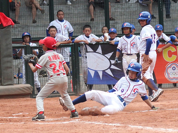 20100720-中華隊謝鈞皓連兩天各跑出1支場內全壘打.JPG