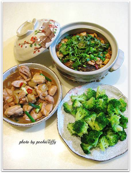 蝦仁冬粉煲。蔥爆去皮雞腿肉。清燙花椰菜 蝦仁冬粉煲。蔥爆去皮雞腿肉。清燙花椰菜