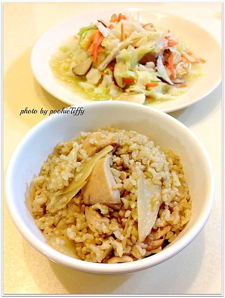 清炒鮮菇高麗菜。麻油雞飯 清炒鮮菇高麗菜。麻油雞飯