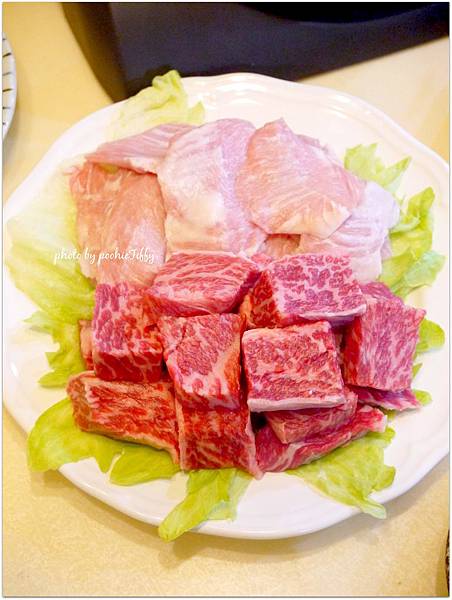 「原味燒肉/沒有沾醬沒有醃漬」 美生菜一顆。洋蔥絲半顆。辣泡菜1/2碗。日式炒麵一盤（日式炒麵180g/高麗菜/紅蘿蔔/蒜苗/香菇）。松阪豬200g。牛小排200g。中卷一大尾