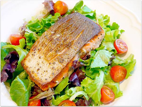 Krispy Salmon with Organic Spring Mix Salad 「脆皮鮭魚排佐綜合沙拉」