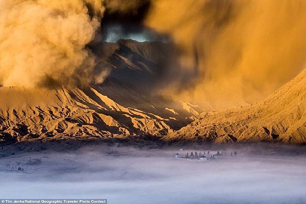 《国家地理》获奖摄影作品精选,爪哇岛布罗莫火山脚下的印度教寺庙。黄昏时分，这座寺庙经常被大雾淹没