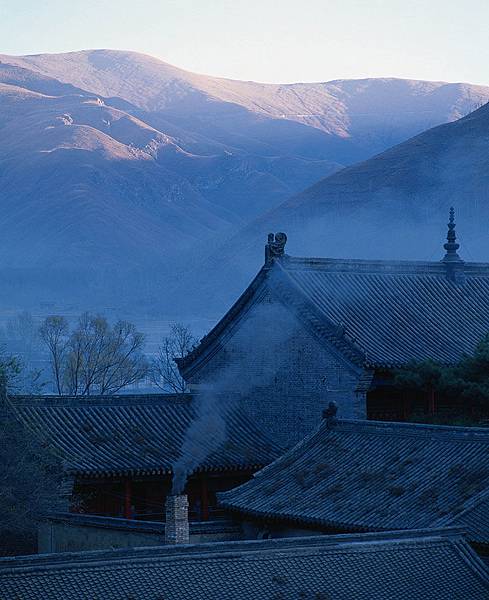 五台山塔院寺建筑屋顶炊烟·晨光