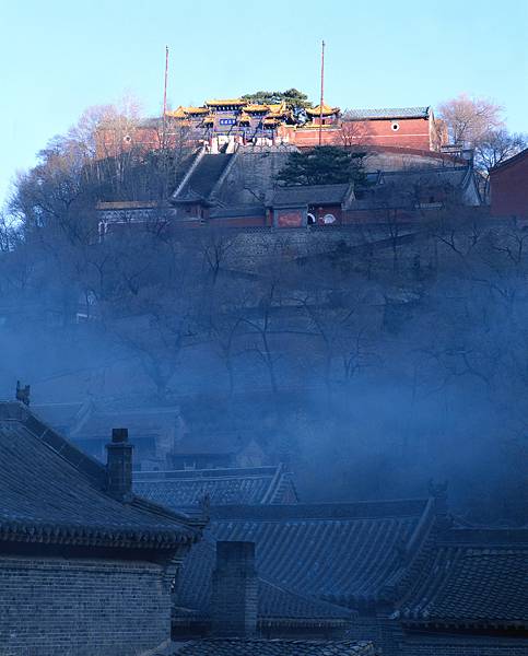 晨雾中从塔院寺看菩萨顶“灵峰胜境”佛光日照