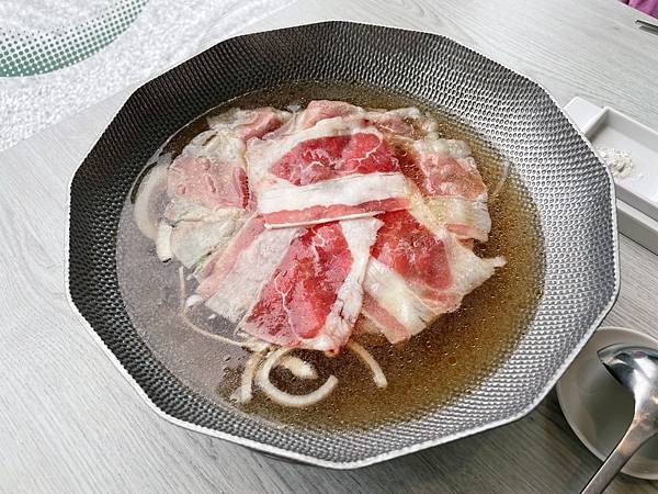 台中輕井澤品牌「三山燒肉」白色系網美風燒肉店。