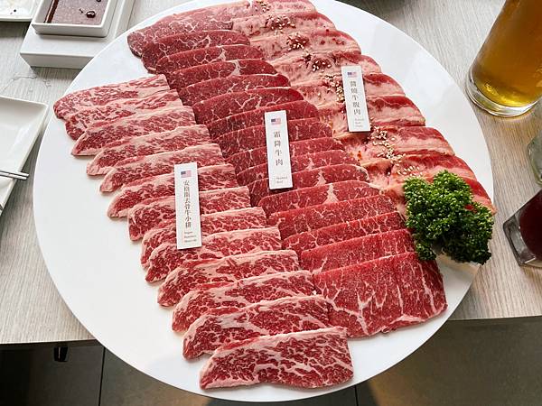 台中輕井澤品牌「三山燒肉」白色系網美風燒肉店。