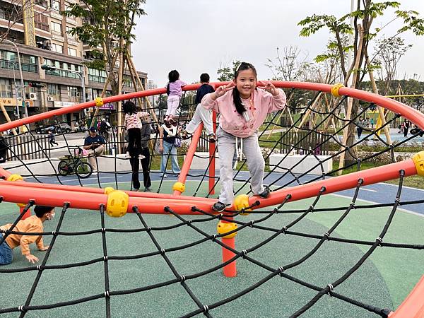 高雄大樂旁「聯興公園」兒童版交通駕訓場、快帶滑步車來暢遊～