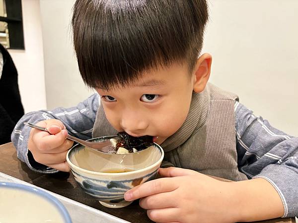 台北中山商圈「榕美樹館」簡約文青風豆花店。