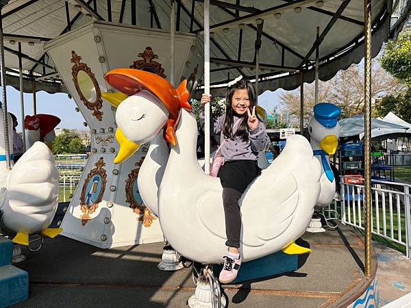 雲林斗六「鵝媽媽鵝童樂園」免門票、必坐可愛旋轉天鵝 ♪