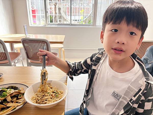 高雄鼓山「金珠玉地」好吃的小文青麵店。